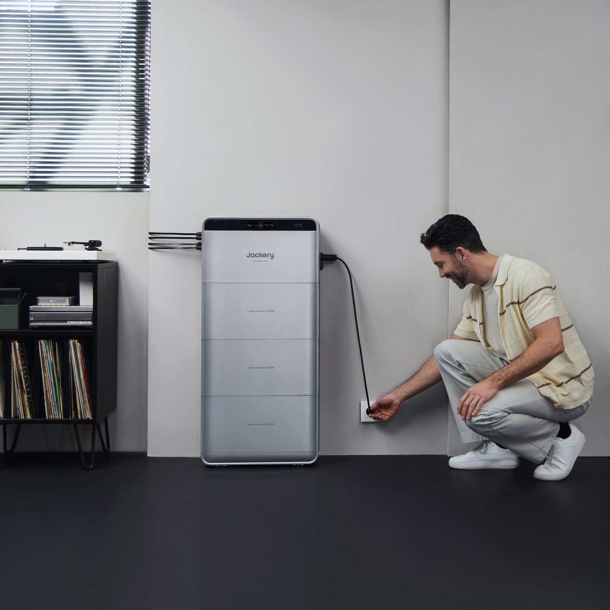 jackery solarvault person